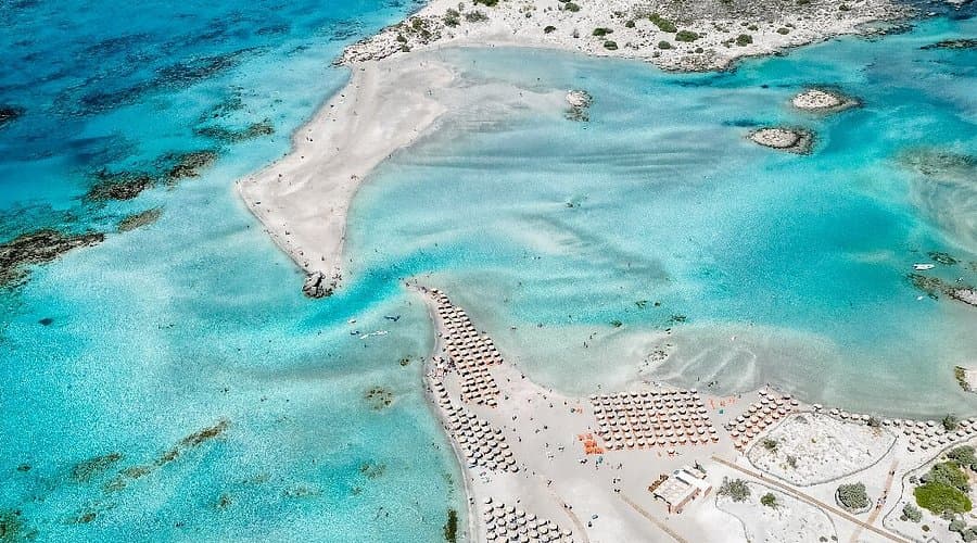 Καθαρά νερά δίπλα στα βράχια στους Μαδές